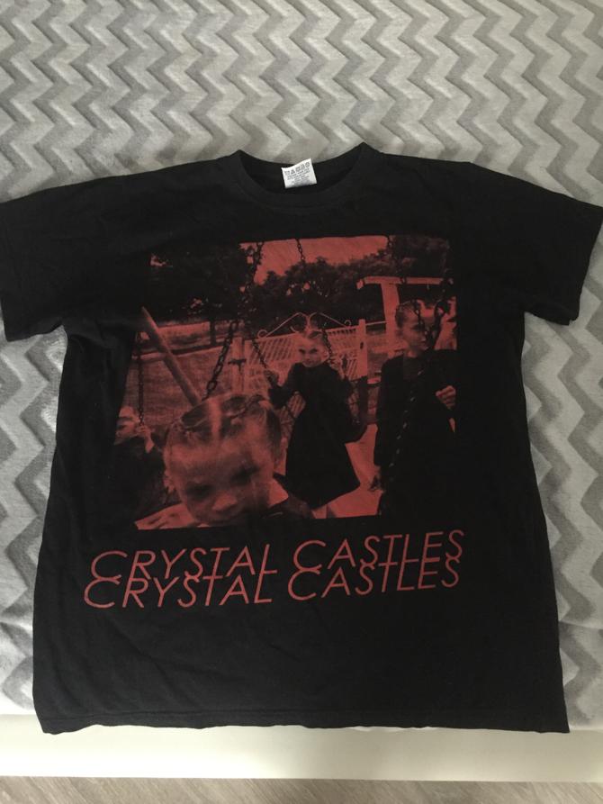 Crystal castles official. Кристал кастлс мерч. Crystal Castles мерч. Crystal Castles Official Tour Merch 2017. Футболка Кристал Кастл.